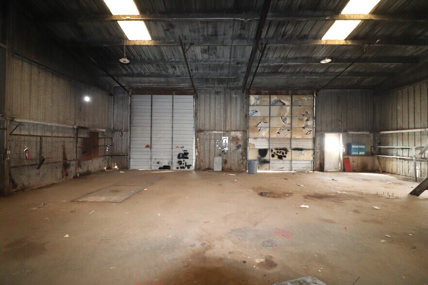 More Photos Of 604 US Highway 287 S, Henrietta Flex For Sale