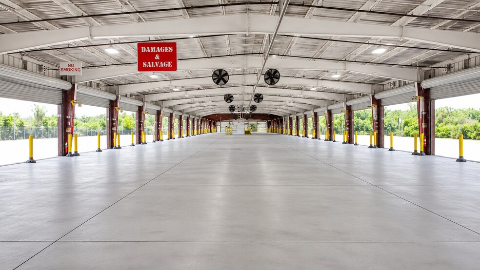 More Photos Of 9801 Palm River Rd, Tampa Truck Terminal For Lease