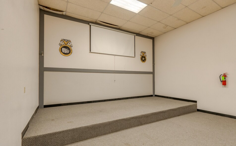 More Photos Of 1100 Basin Ave, Bismarck Flex For Sale