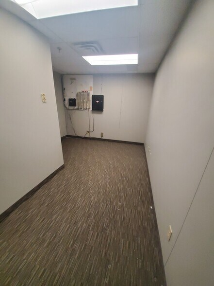 More Photos Of 1325 American Blvd E, Bloomington Showroom For Sale