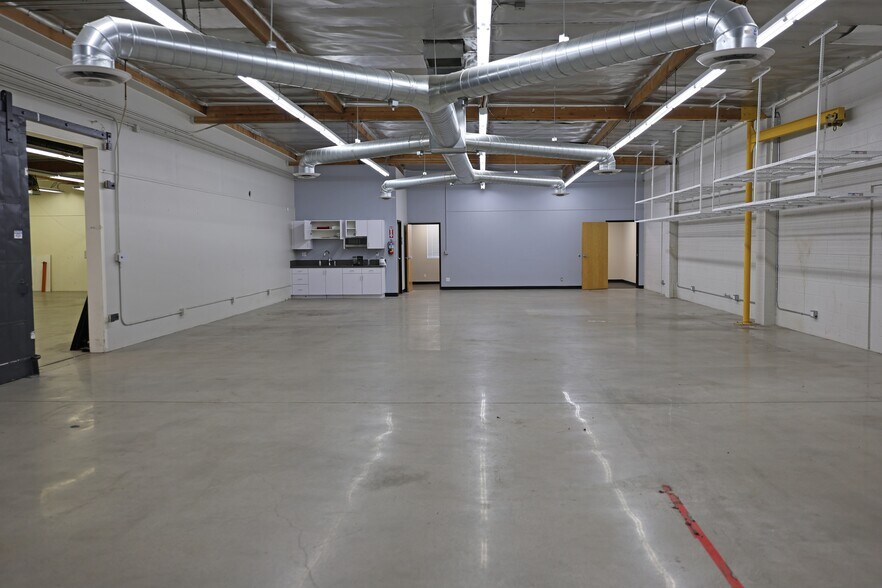 More Photos Of 2815 W Empire Ave, Burbank Warehouse For Lease