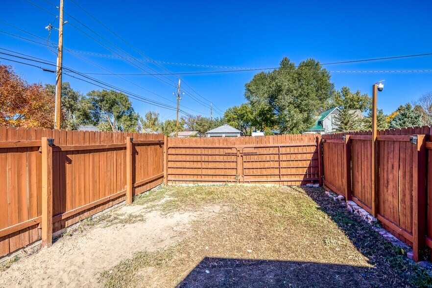 More Photos Of 1047 N 1st St, Montrose Office For Sale