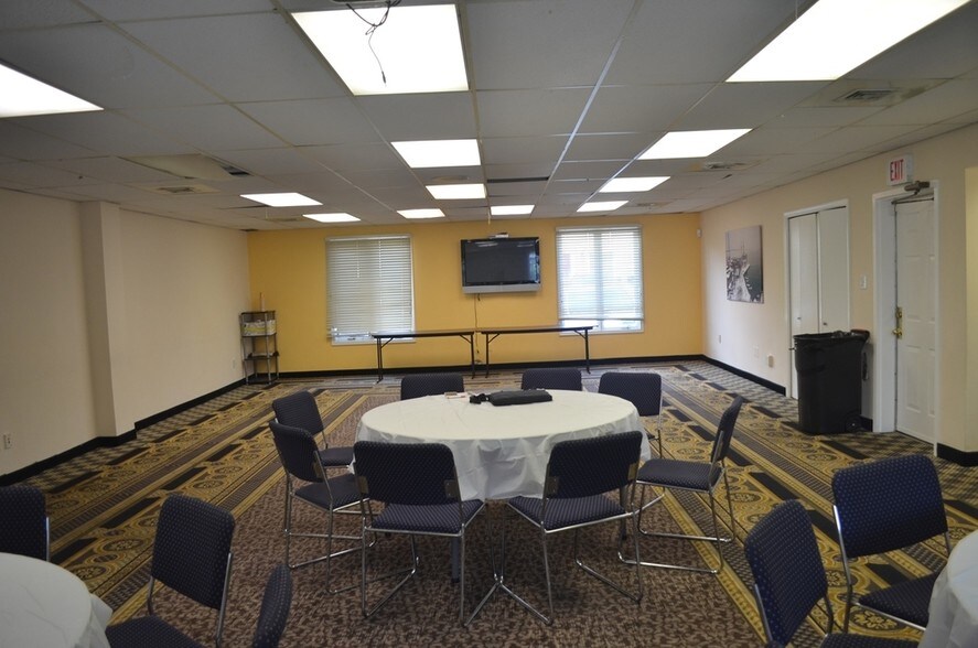 More Photos Of 3921-3951 University Dr, Fairfax Office For Lease