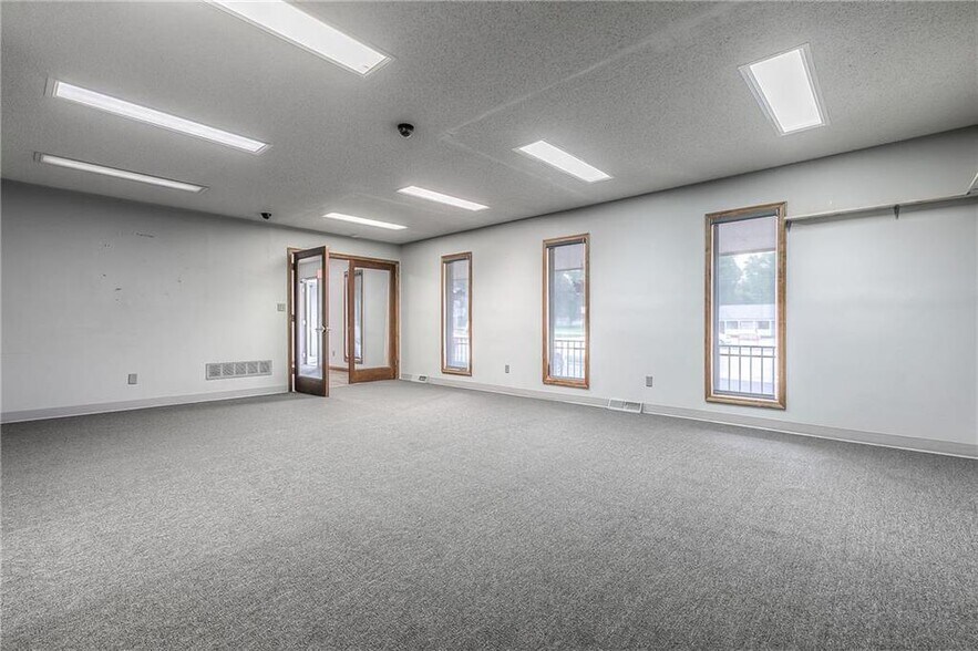 More Photos Of 4 W Monroe St, Buckner Office For Sale