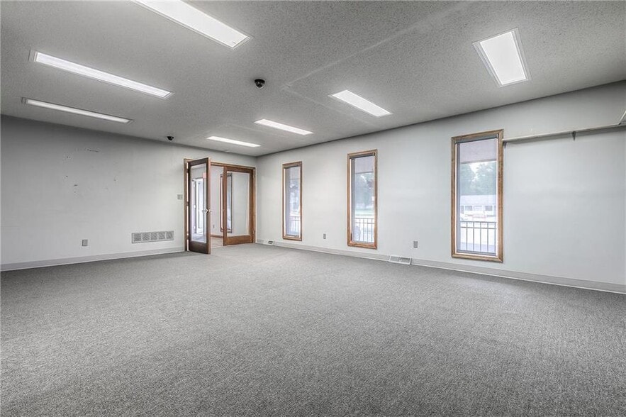 More Photos Of 4 W Monroe St, Buckner Office For Lease
