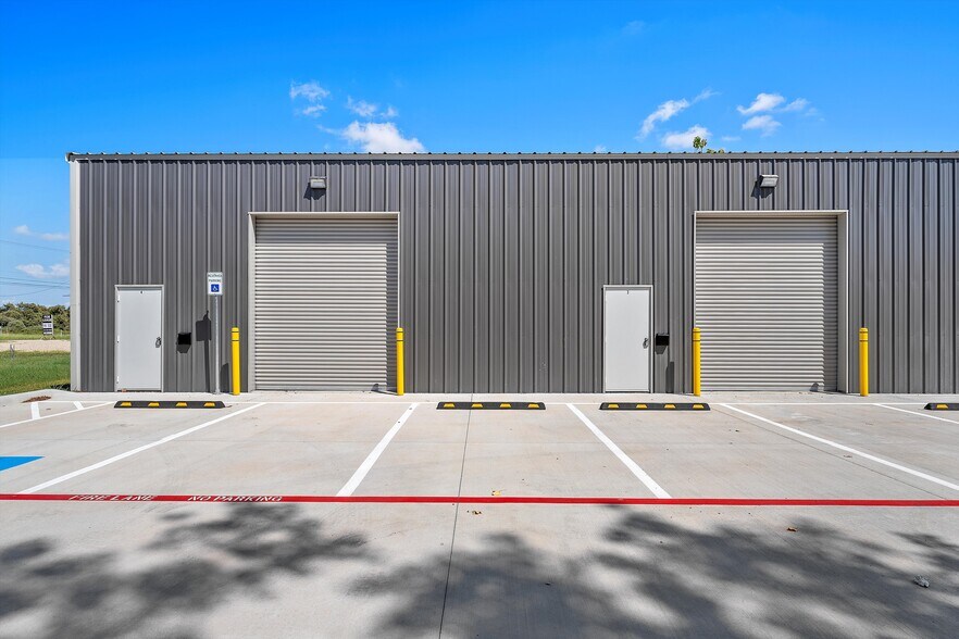 More Photos Of 210-212 Stanfield Dr, Waco Light Manufacturing For Lease