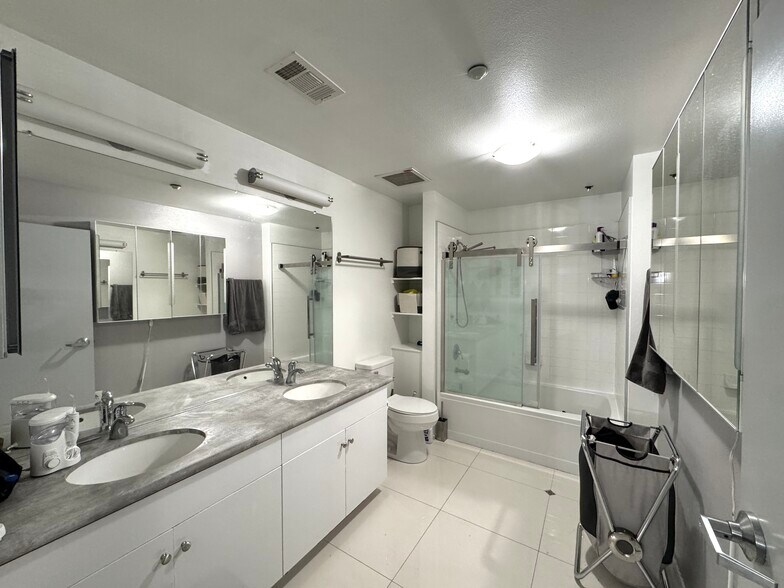More Photos Of 435 W Center Street Promenade, Anaheim Apartments For Sale