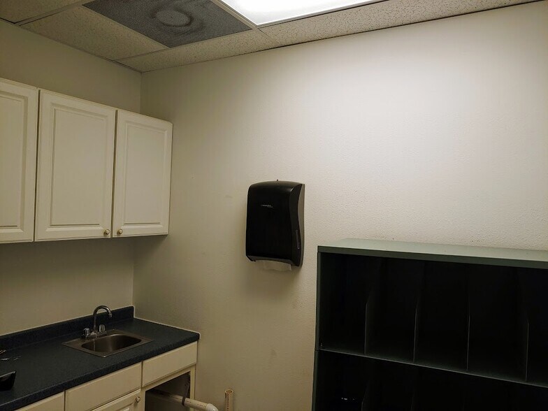 More Photos Of 8909 Regents Park Dr, Tampa Office Residential For Lease