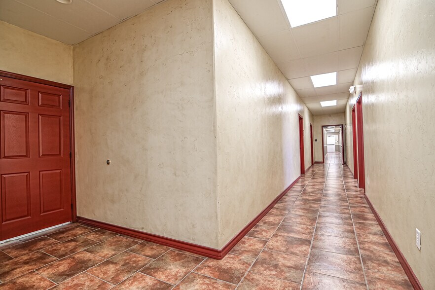 More Photos Of 1501 N Fairgrounds Rd, Midland Office For Sale