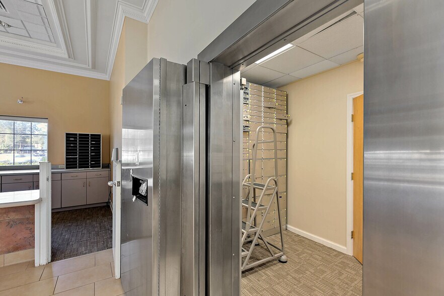 More Photos Of 1997 Capital Cir NE, Tallahassee Bank For Lease