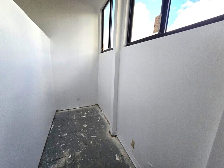 More Photos Of 5800-5820 N University Dr, Fort Lauderdale Storefront Retail Office For Lease