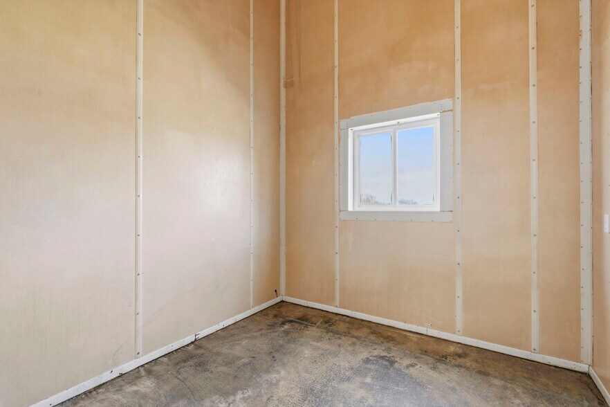 More Photos Of 306 SE Highway AA, Clinton Industrial For Sale