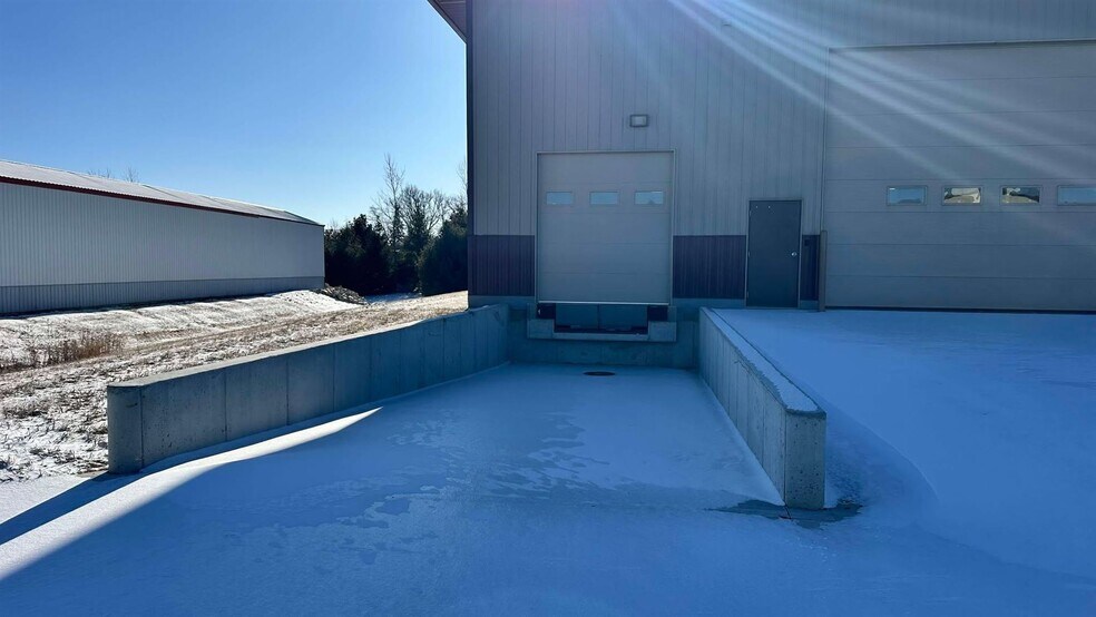 More Photos Of 170 W Circle Dr, Saint Charles Manufacturing For Lease