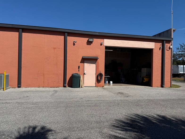 More Photos Of 6381 Corporate Park Cir, Fort Myers Research And Development For Lease