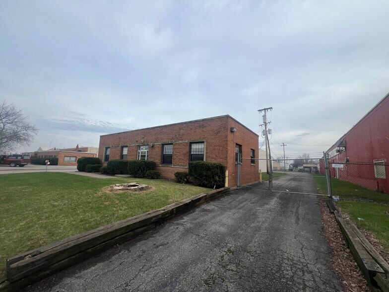 More Photos Of 1230 S Expressway Dr, Toledo Manufacturing For Lease