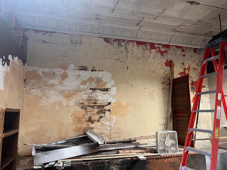 More Photos Of 300 E Broadway Blvd, Johnston City Specialty For Sale