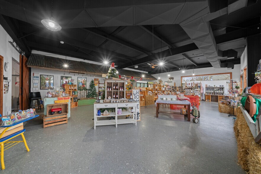 More Photos Of 225 W Market St, Somonauk General Retail For Sale