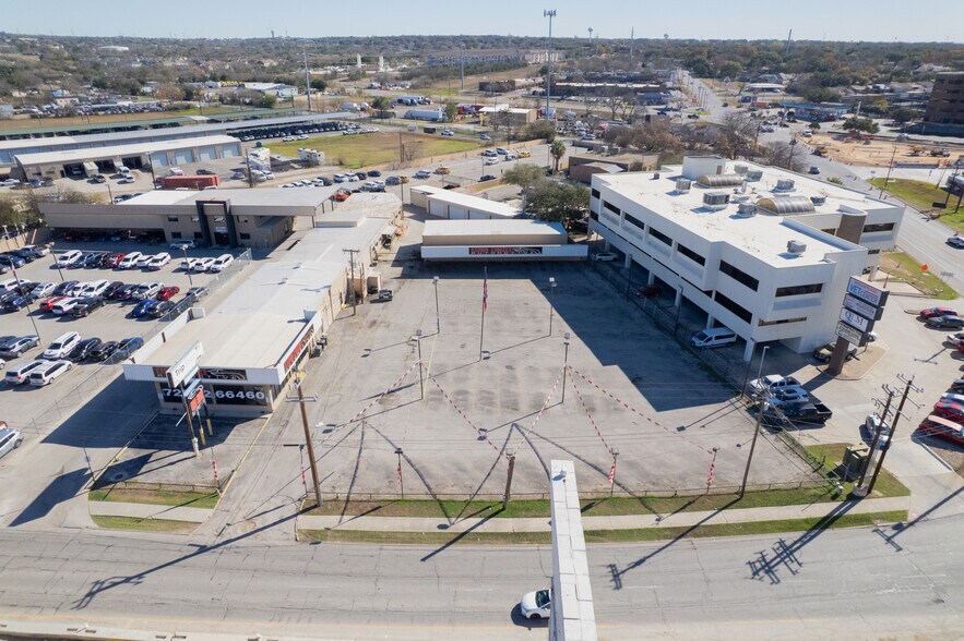 More Photos Of 9600 N I-35, San Antonio Showroom For Lease