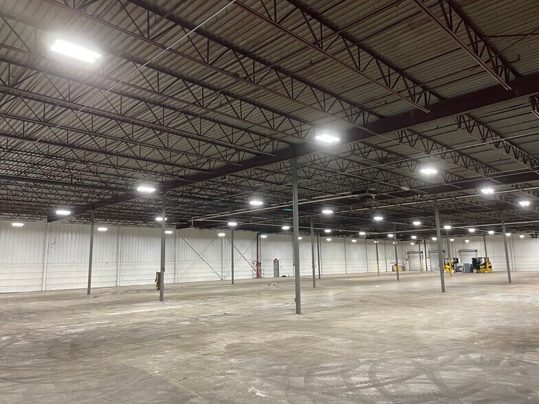 More Photos Of 300 Kent St, Andrews Distribution For Lease