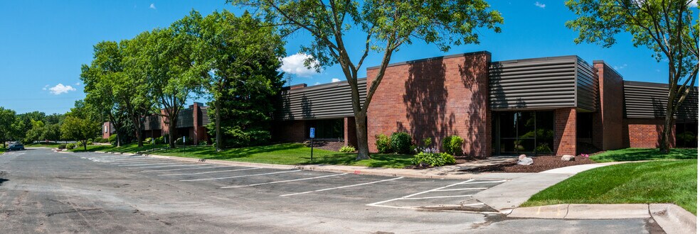 More Photos Of 5900-5950 Clearwater Dr, Minnetonka Research And Development For Lease