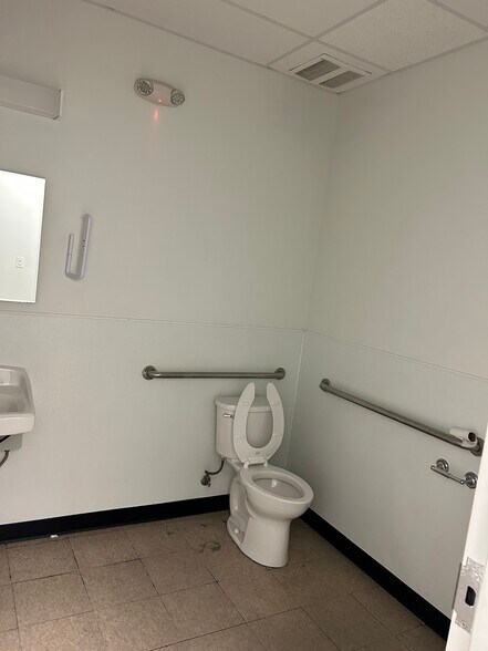 More Photos Of 1824 W Slaughter Ln, Austin Freestanding For Lease