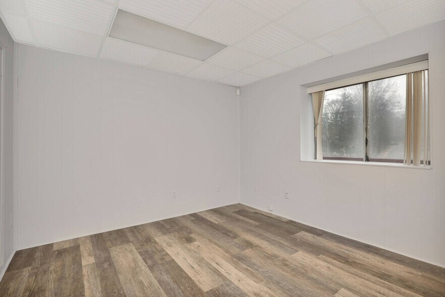 More Photos Of 103 Fort Salonga Rd, Northport Office For Sale