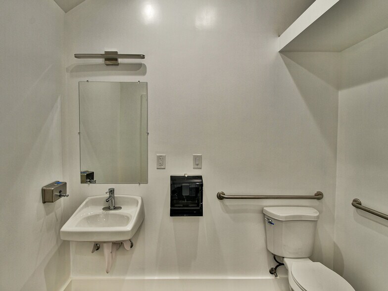 More Photos Of 515 11th St SE, Washington Storefront Retail Office For Sale