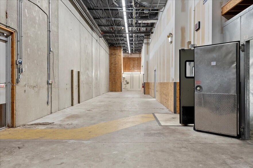 More Photos Of 920 E North Grand Ave, Springfield Freestanding For Lease