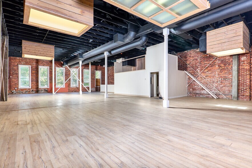 More Photos Of 910 2nd St, Sacramento Bar For Sale