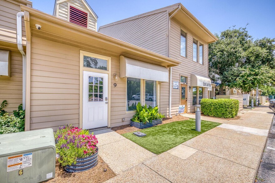 More Photos Of 913 Gulf Breeze Pky, Gulf Breeze General Retail For Sale