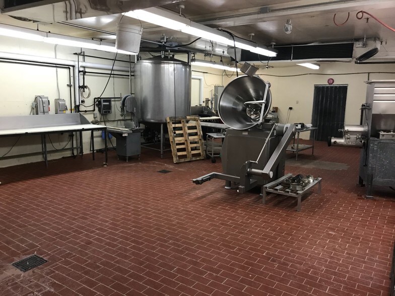 More Photos Of 10 Squirrelwood Rd, Woodland Park Warehouse For Lease