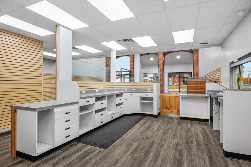 More Photos Of 639 Morgan St, Davenport Bank For Lease