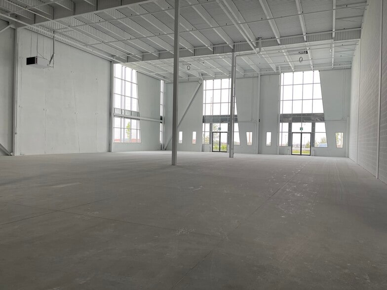 More Photos Of 20 Newkirk Ct, Brampton Distribution For Sale