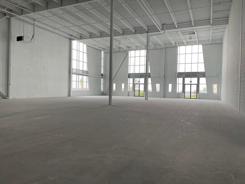 More Photos Of 20 Newkirk Ct, Brampton Distribution For Sale