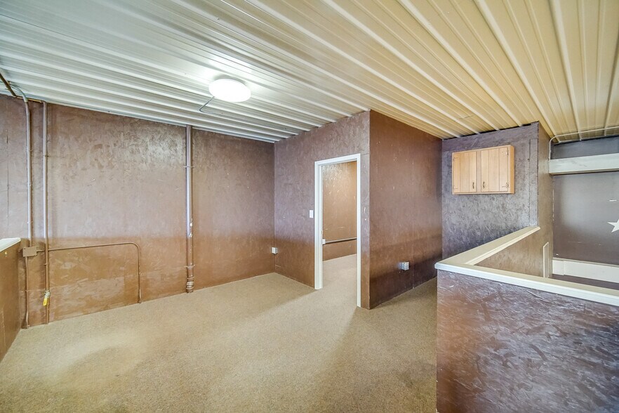 More Photos Of 926 Geneva St, Shorewood Warehouse For Lease