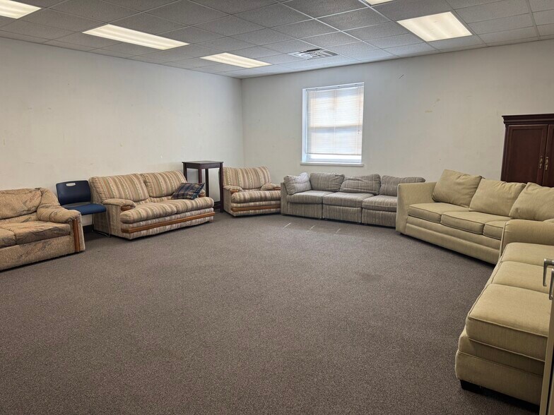 More Photos Of 2045 SE Green Oaks Blvd, Arlington Religious Facility For Lease