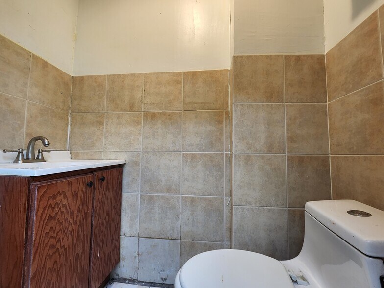 More Photos Of 89-17 Jamaica Ave, Jamaica Storefront Retail Residential For Sale