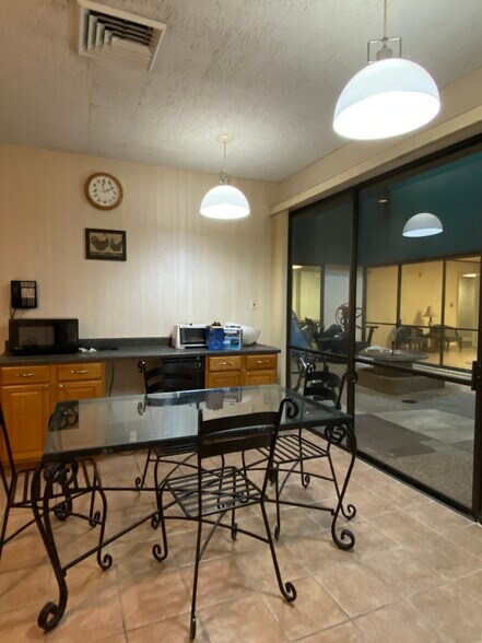 More Photos Of 9400 Village Green Dr, Shreveport Office For Lease