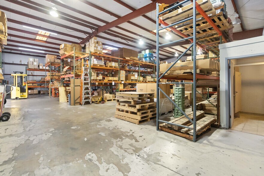 More Photos Of 1076 Florida Central Pky, Longwood Warehouse For Lease