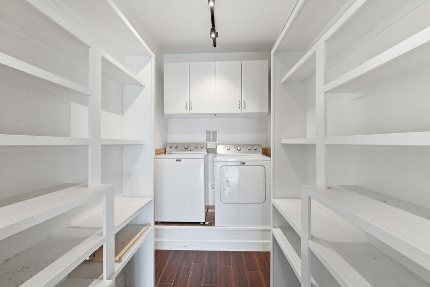 More Photos Of 8600 Airport Blvd, Leesburg Airplane Hangar For Sale