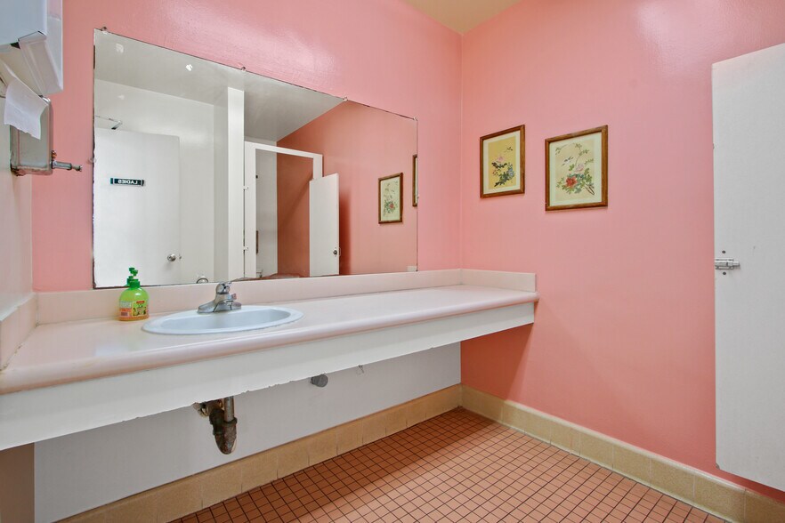 More Photos Of 3017 Santa Monica Blvd, Santa Monica Office For Sale