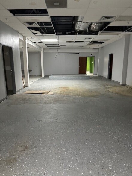 More Photos Of 28 E 112th Pl, Chicago General Retail For Sale