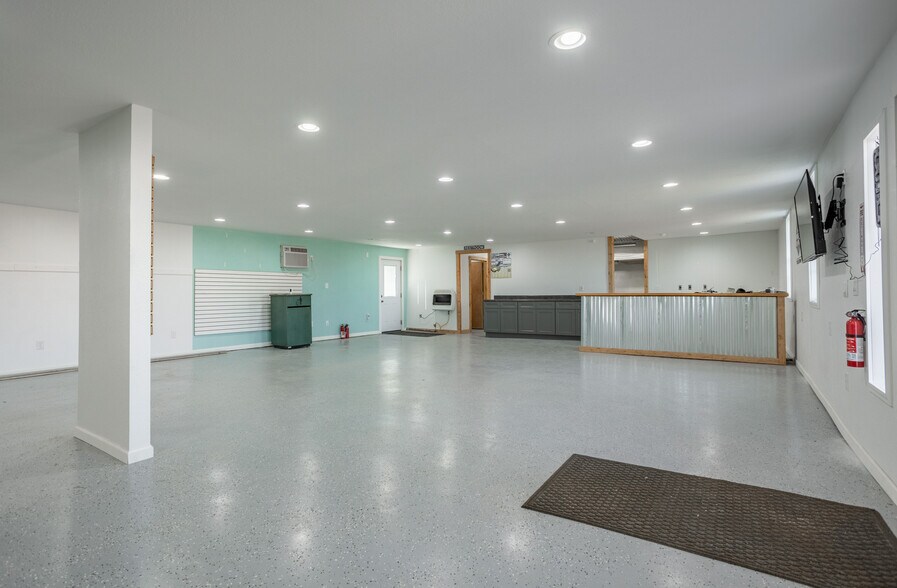 More Photos Of 1903 Mockingbird Rd, Fordland General Retail For Lease