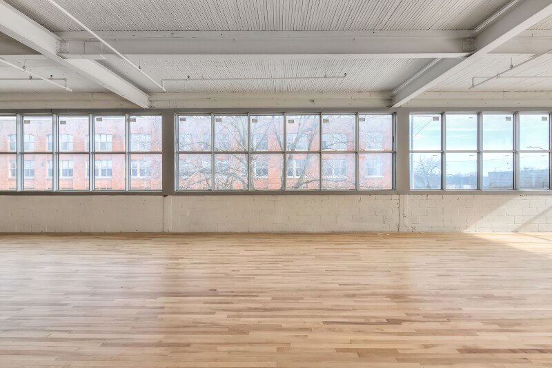 More Photos Of 2260 Av Aird, Montréal Light Distribution For Lease