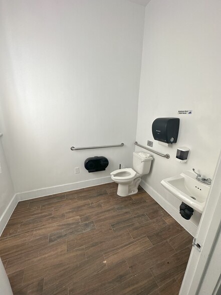 More Photos Of 1101-1119 S La Brea Ave, Los Angeles Freestanding For Lease