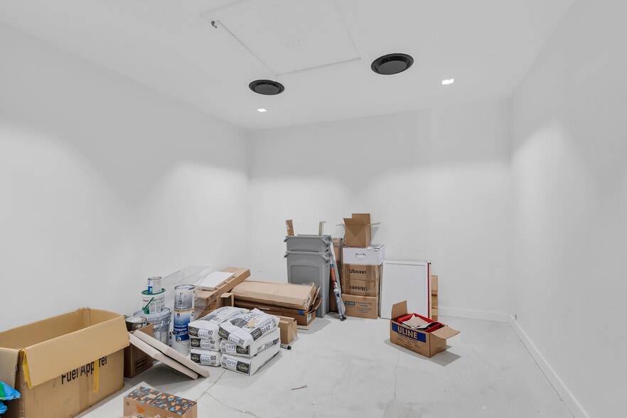 More Photos Of 132 Duval St, Key West Restaurant For Lease