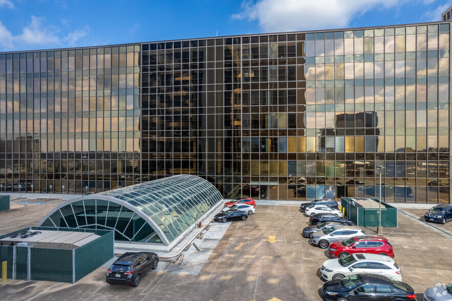 More Photos Of 5065-5075 Westheimer Rd, Houston Office For Lease