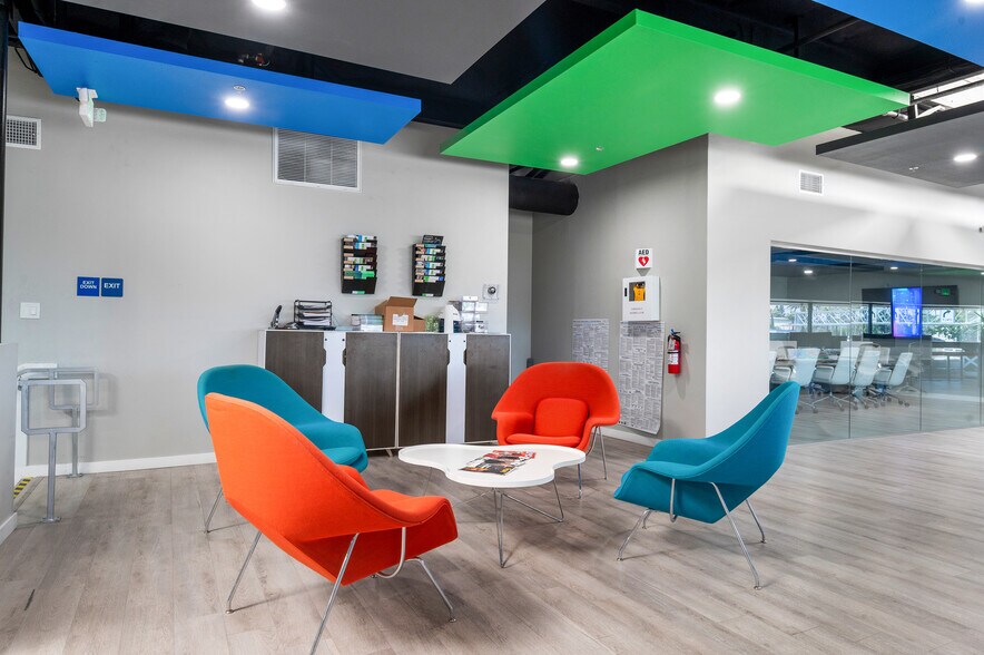 More Photos Of 800 E Dyer Rd, Santa Ana Showroom For Sale