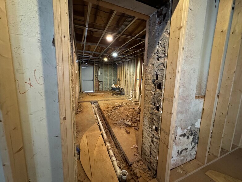 More Photos Of 1800 Rozzelles Ferry Rd, Charlotte Storefront For Lease