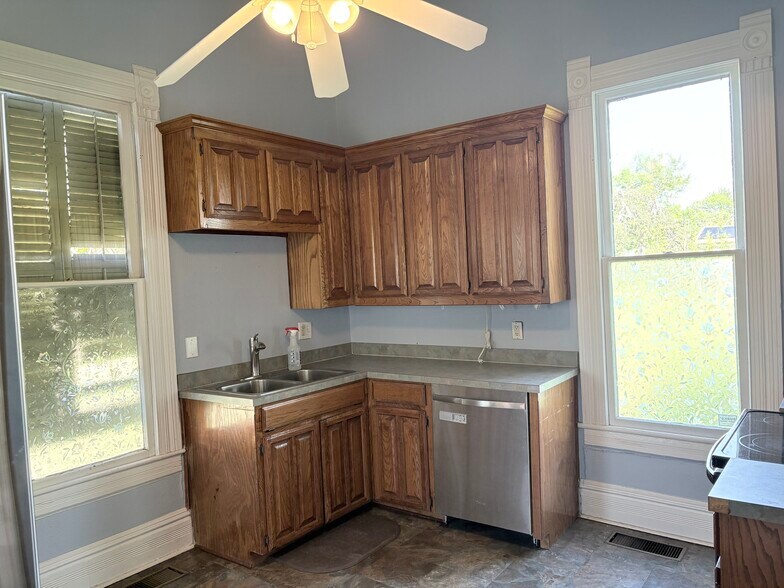 More Photos Of 612 S Rogers St, Waxahachie Office Residential For Sale
